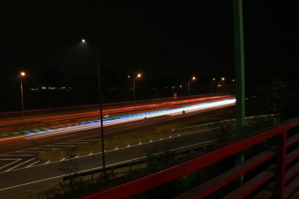 彩色光迹，长时间曝光运动模糊效果在街道图片下载