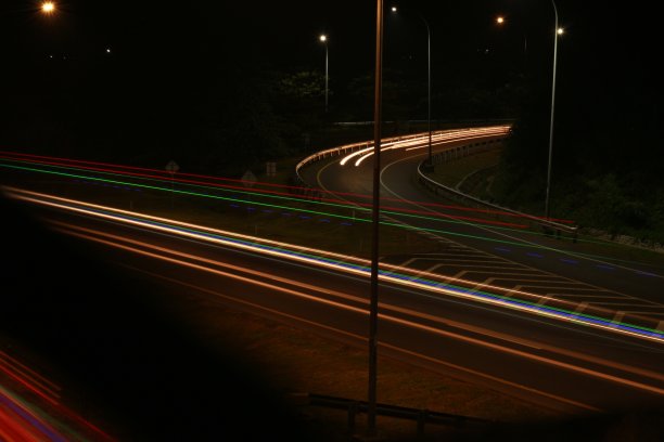 彩色光迹，长时间曝光运动模糊效果在街道图片下载