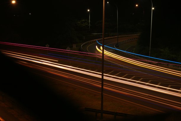 彩色光迹，长时间曝光运动模糊效果在街道图片下载