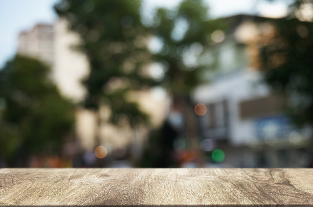空的深色木桌前的抽象模糊破碎的河岸餐厅。可以用于展示或蒙太奇您的产品。模拟空间。图片下载