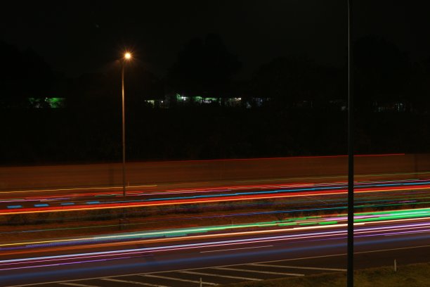 彩色光迹，长时间曝光运动模糊效果在街道图片下载