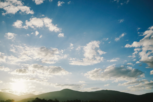 黄昏的天空，云和山与复古滤镜图片下载