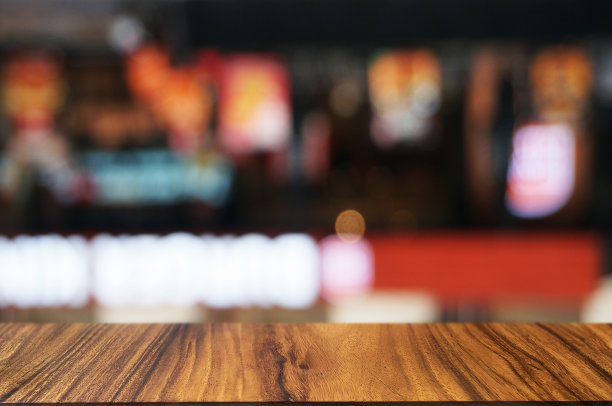 空的深色木桌前的抽象模糊破碎的河岸餐厅。可以用于展示或蒙太奇您的产品。模拟空间。图片下载