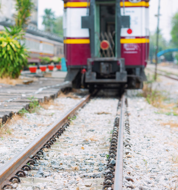 火车轨道的低角度背景照片，显示车厢后面有一列火车。传达出行的意义和交通行业在驾驶中的能量图片下载