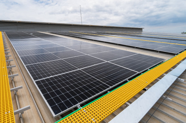 安装在工厂屋顶上的太阳能板，利用太阳能发电，利用工厂屋顶上的太阳能板发电图片下载