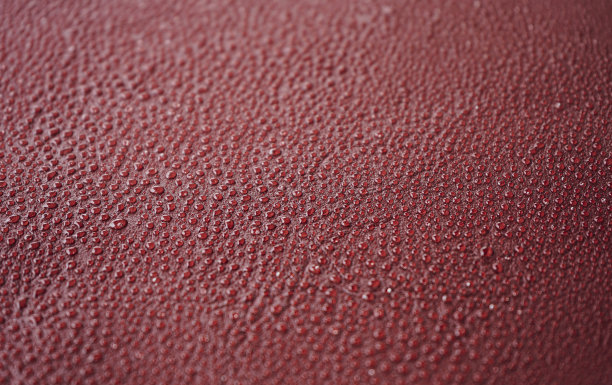 褐色皮革上的水滴纹理可以选择性聚焦图片下载