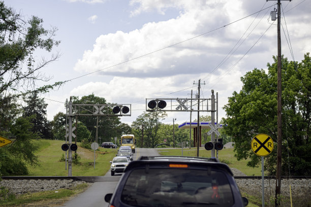 美国乡村铁路道口的交通线图片下载