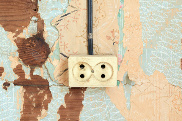 旧墙上的旧插座。墙上破旧的墙纸。旧墙纸的纹理或背景。图片下载