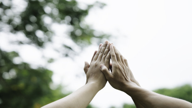 一群志愿者和企业携手开展慈善工作，以实现世界环境日全球社会和环境可持续发展目标和ESG概念。图片下载