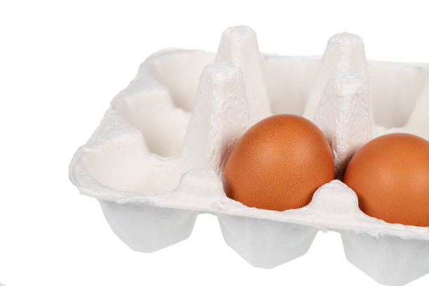 鸡蛋装在鸡蛋盒里，背景是白色的。图片下载