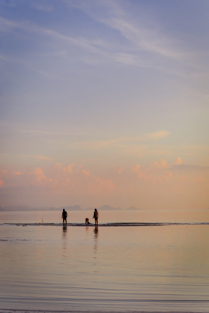 日落时分，一家人在热带海滩上玩耍。图片下载