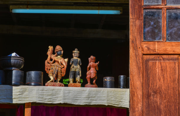 商店里出售的手工艺品图片下载