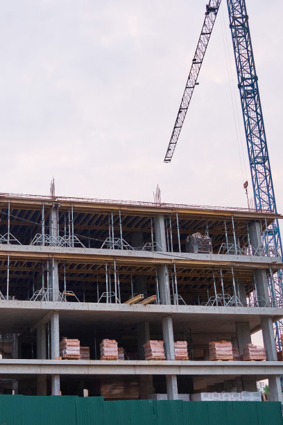 施工现场吊车，施工前期。建造一座新大楼。垂直图图片下载