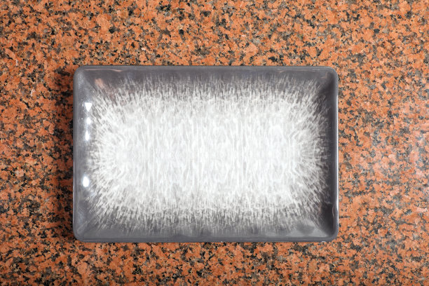 桌上有一个空盘子图片下载