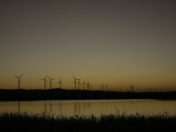 日落时的风电场图片下载