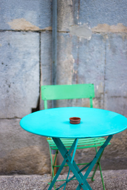法国，格勒诺布尔:绿松石咖啡桌，人行道上的绿色椅子图片下载