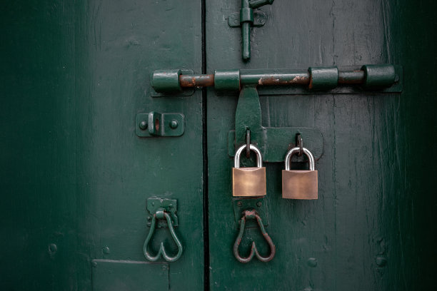 绿色的门和铜锁的特写图片下载