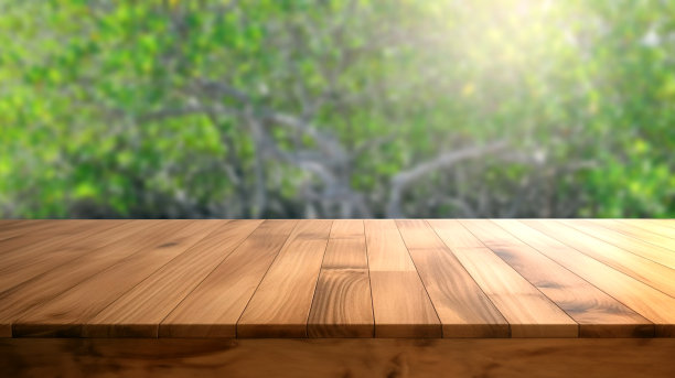 空木桌与模糊的自然背景图片下载
