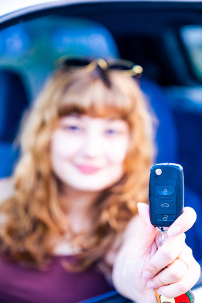 一个刚拿到驾照的女人的喜悦图片下载