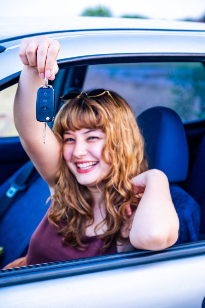 一个刚拿到驾照的女人的喜悦图片下载