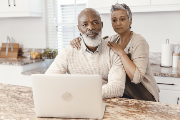 郁闷的老年夫妇在电脑前图片下载