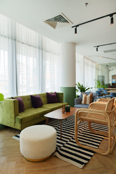 现代化的办公室自助餐厅内部配有舒适的沙发和咖啡桌图片下载