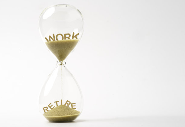 倒计时工作和团的概念，工作和退休的文字沙漏内的白色背景，为省钱，投资和健康保险。图片下载