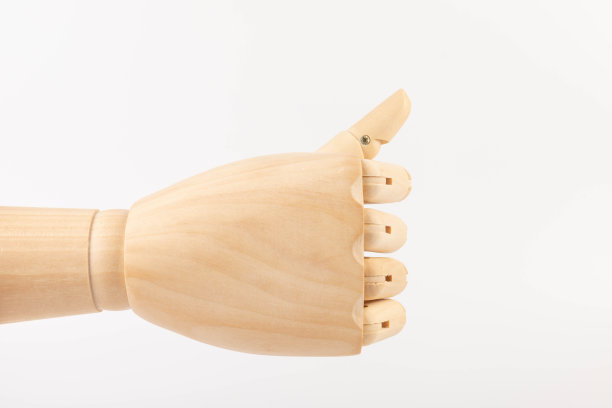 木制的手被隔离在白色的背景上。本空间图片下载