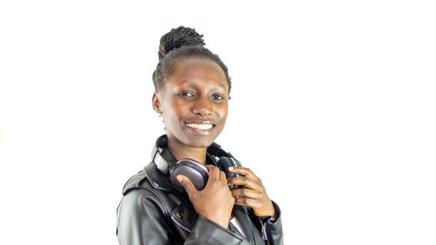 年轻女子戴着耳机听音乐。图片下载