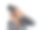 年轻女子戴着耳机听音乐。图片下载