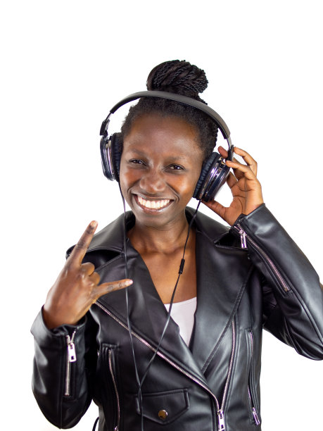 年轻女子用耳机听音乐图片下载