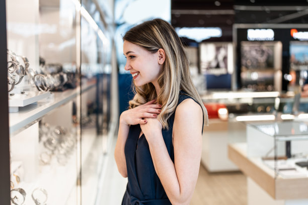 漂亮的情侣在珠宝店图片下载