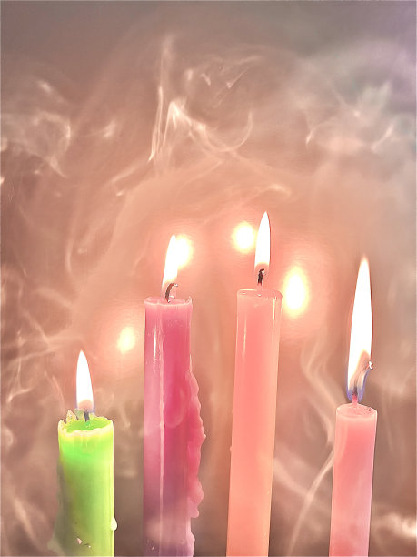 烟点燃了四支五颜六色的蜡烛。图片下载