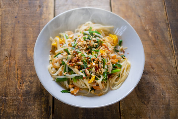 泰式炒粉是泰国菜。它是用米粉做的。图片下载