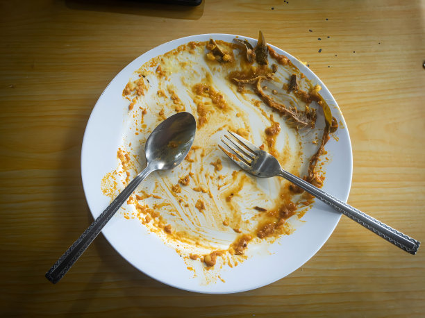 盘子里放着吃剩的食物。图片下载