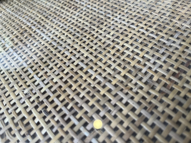 玻璃桌下的竹编纹理图片下载