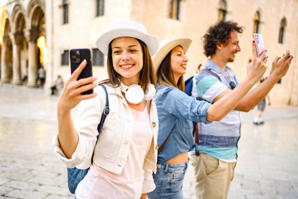 三个年轻人在拍照图片下载