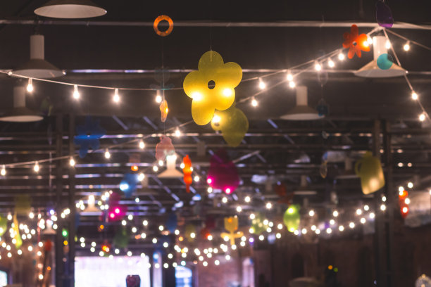 拥挤的复古市场，装饰，照明和悬挂玩具，气球，花环和彩饰，圣诞集市内部，零售亭和商店照明，街头市场图片下载