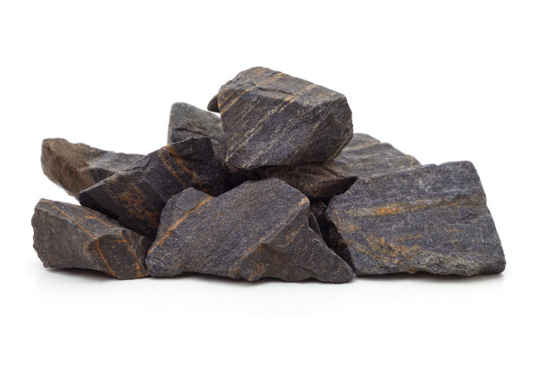 一堆铁矿石。图片下载