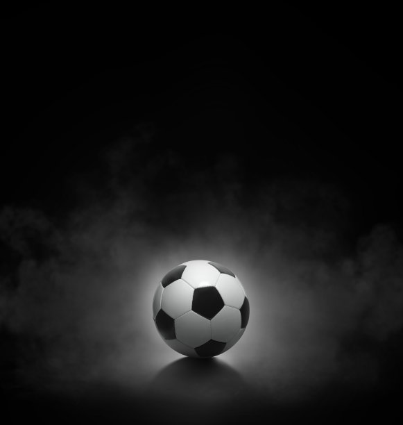 足球与黑色背景与烟雾图片下载
