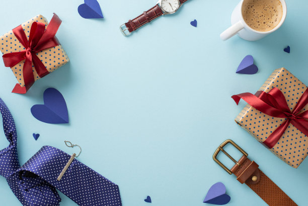 给父亲节的气氛与这顶视图安排皮带，心形，配件，蓝色领带，手表，咖啡杯和礼盒在淡蓝色背景与空白框架文字图片下载