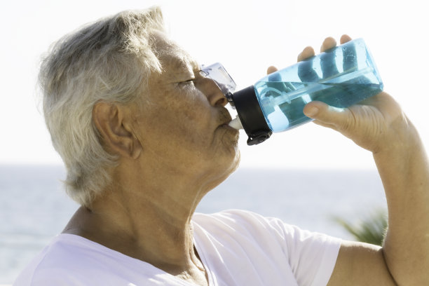 老年妇女喝水图片下载