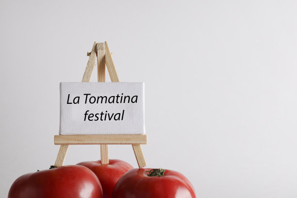 番茄节写在白板上，白底红番茄。西班牙Bunyol村著名的番茄大战概念。图片下载