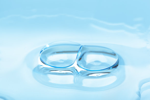 隐形眼镜有水滴图片下载