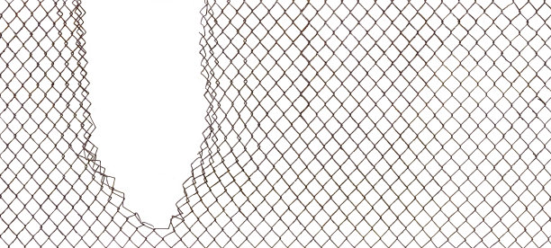 破烂生锈的铁链栅栏纹理背景，水平隔离破碎的老旧风化生锈的铁，周边安全孔概念隐喻，破烂损坏的复古全景微距特写，大块细节破烂损坏的污渍纹理全景图片下载