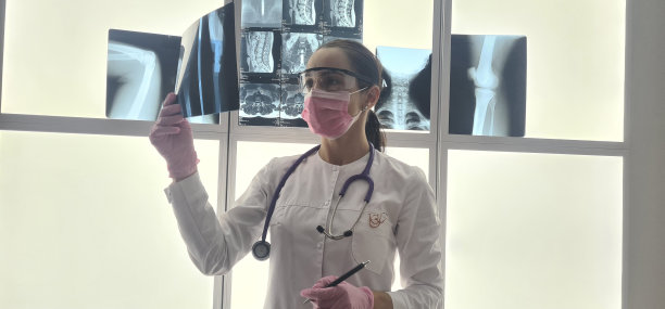 女放射科医生在诊所检查x光片图片下载