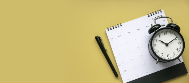 计划一个月的会议日程或管理你的日常活动。黄色的旗帜。副本的空间。图片下载