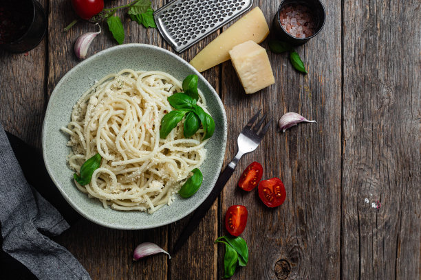 盘子里的意大利面配帕尔马干酪。奶酪意大利面图片下载