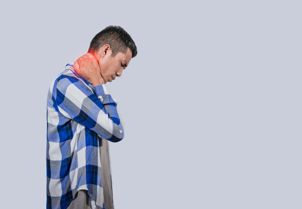 颈部肌肉疼痛孤立的男性，颈部疼痛和压力的概念，颈部疼痛的男性特写，颈部疼痛孤立的年轻男性图片下载