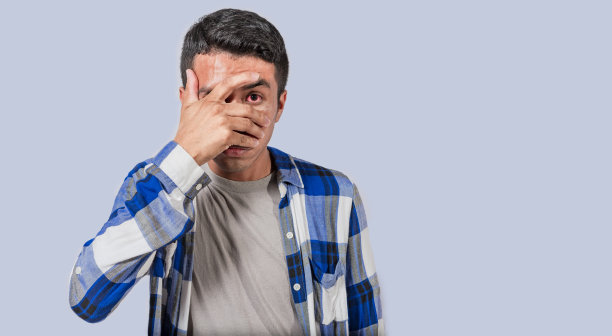 眼睛发炎的人。孤立背景下眼睛疼痛者，孤立背景下结膜炎者，眼睛疲劳者的近距离观察，眼睛过敏者图片下载